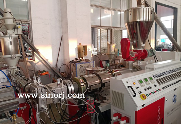 PE共擠木塑型材生產(chǎn)線工廠內(nèi)連續(xù)試機(jī)十天！！！